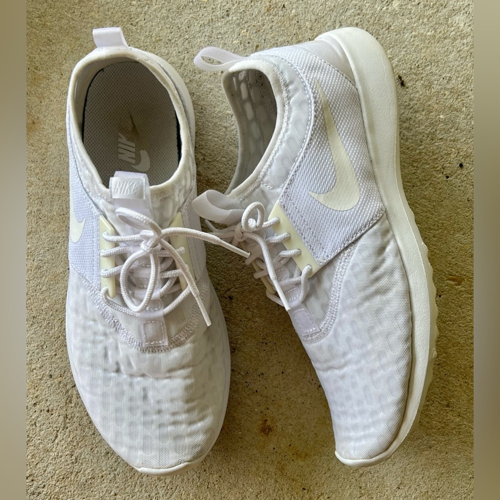 Women’s white Nike shoes size 9